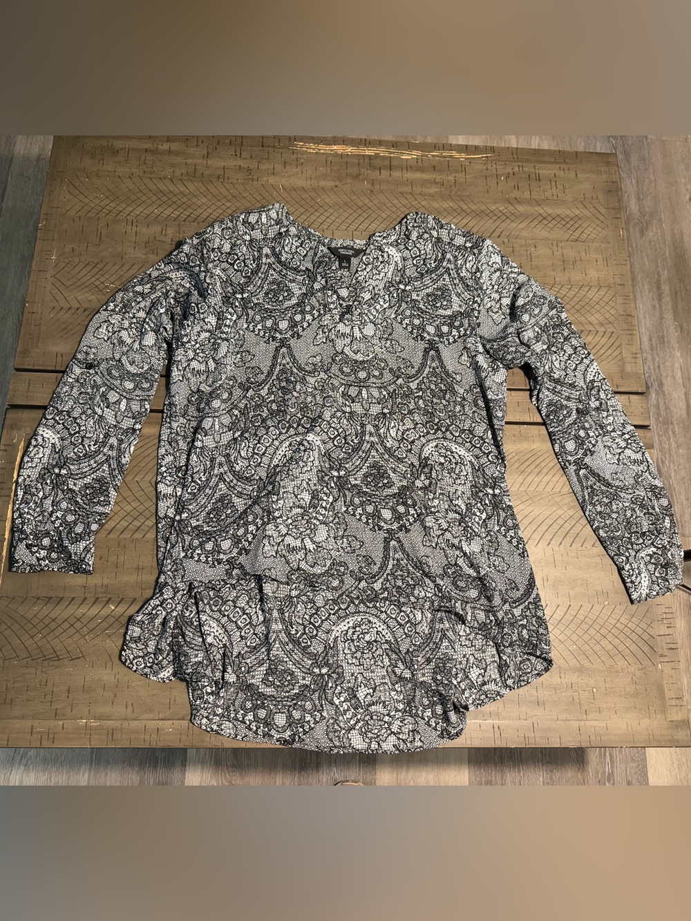 Simply Vera Vera Wang Black and White Paisley V-Neck Tunic Blouse